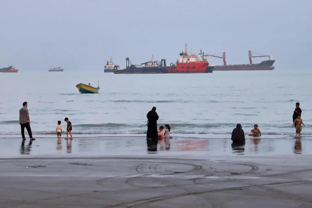 Lot of vessels have been stranded in Strait of Hormuz amid an awaited Iran-Oman deal.